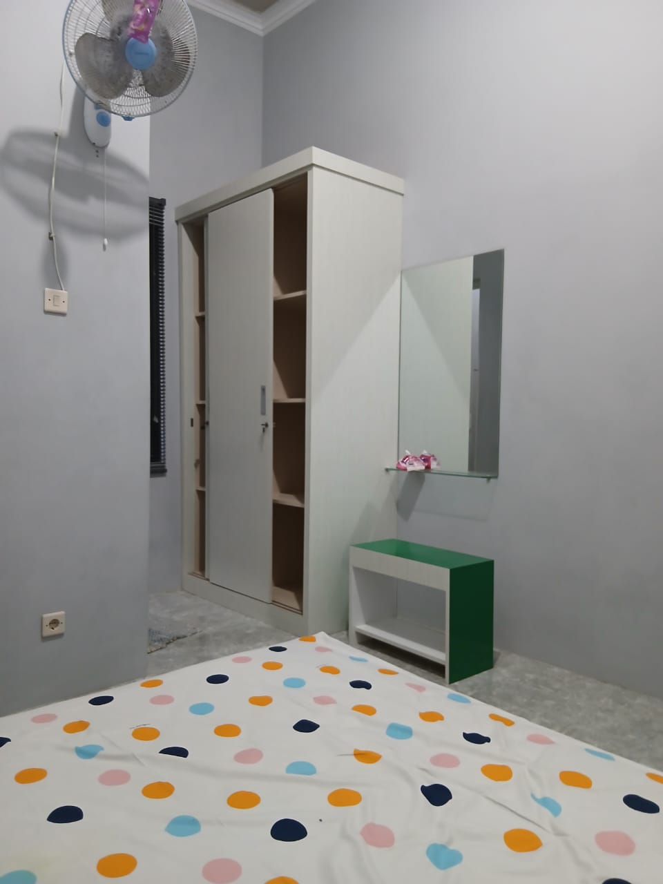 Kamar kos bersih dan rapi